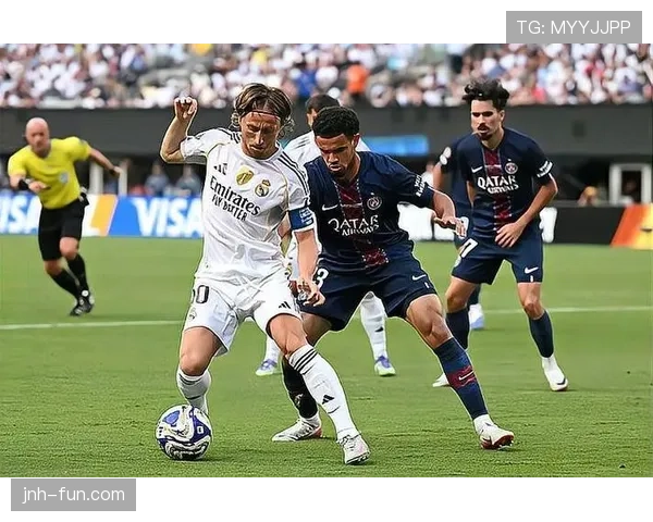 巴黎圣日耳曼金元足球危机：挥金如土却难塑豪门灵魂，战术更迭背后暗藏混乱管理隐患！